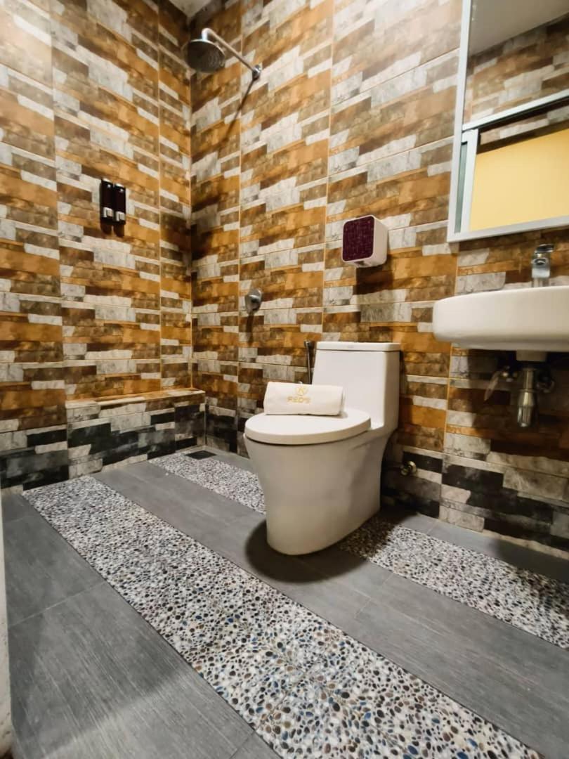 Red'S Hotel Бинтулу Экстерьер фото